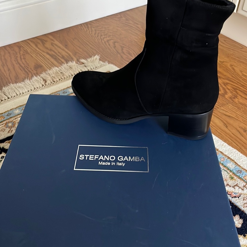Stefano Gamba Italian suede bootie shearling lined. Brand new, never worn